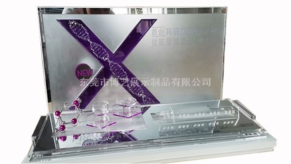 我們在定制亞克力展示架時，應(yīng)該選擇UV印刷還是絲印呢？